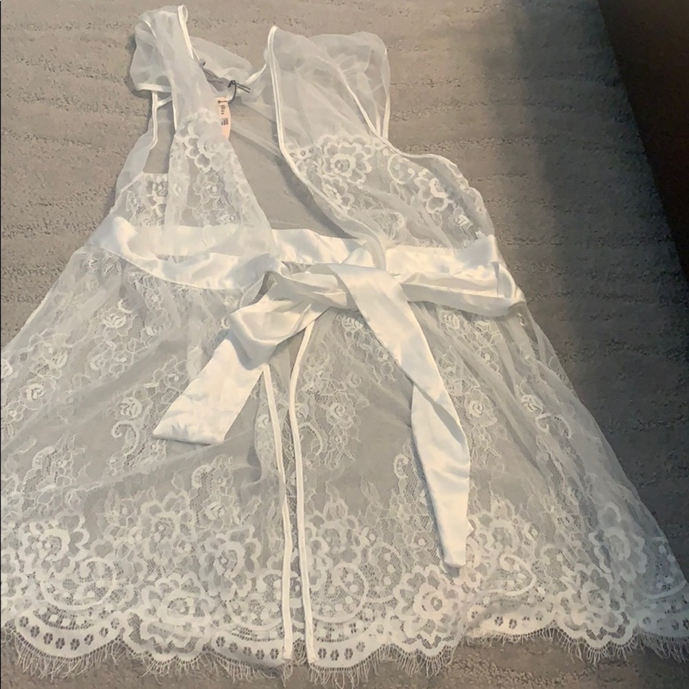 ❤️NWT Victoria’s Secret Lace Cover up size L❤️